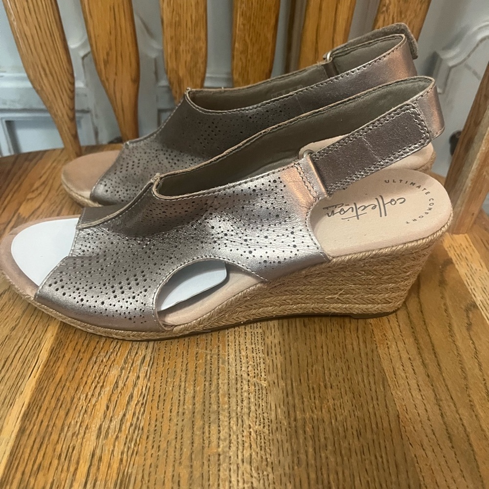 Clarks metallic Wedge Sandals with Perforated Design- size 9 1/2 NWT 🌸 - Picture 4 of 9